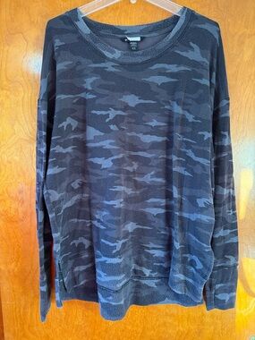 Athleta ladies large tall  Black & Gray Camouflage Crewneck Sweater l